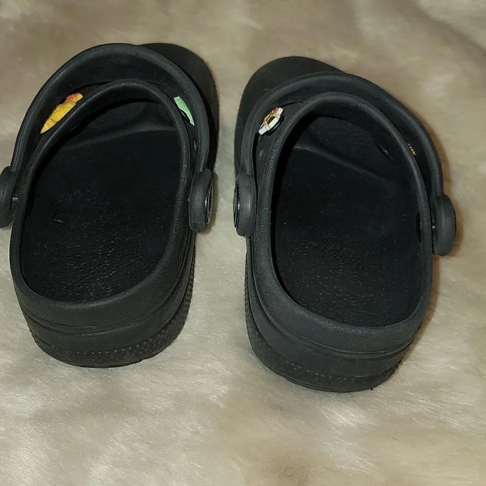 CROCS BLACK CLASSIC CLOGS, SIZE 6-7, WITH SESAME STREET JIBBITZ
